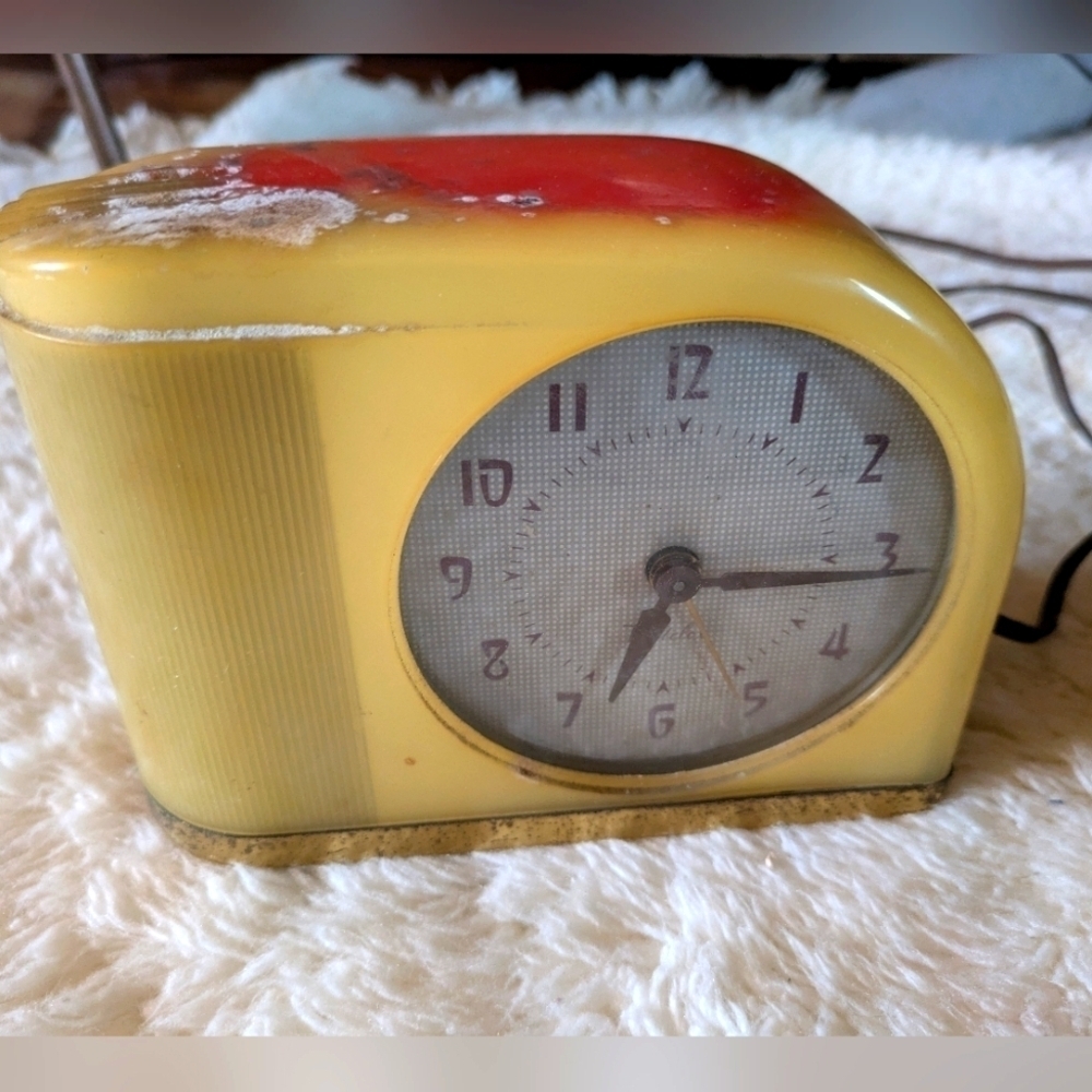 Westclox Bakelite clock yellow, clock works but light doesn't.